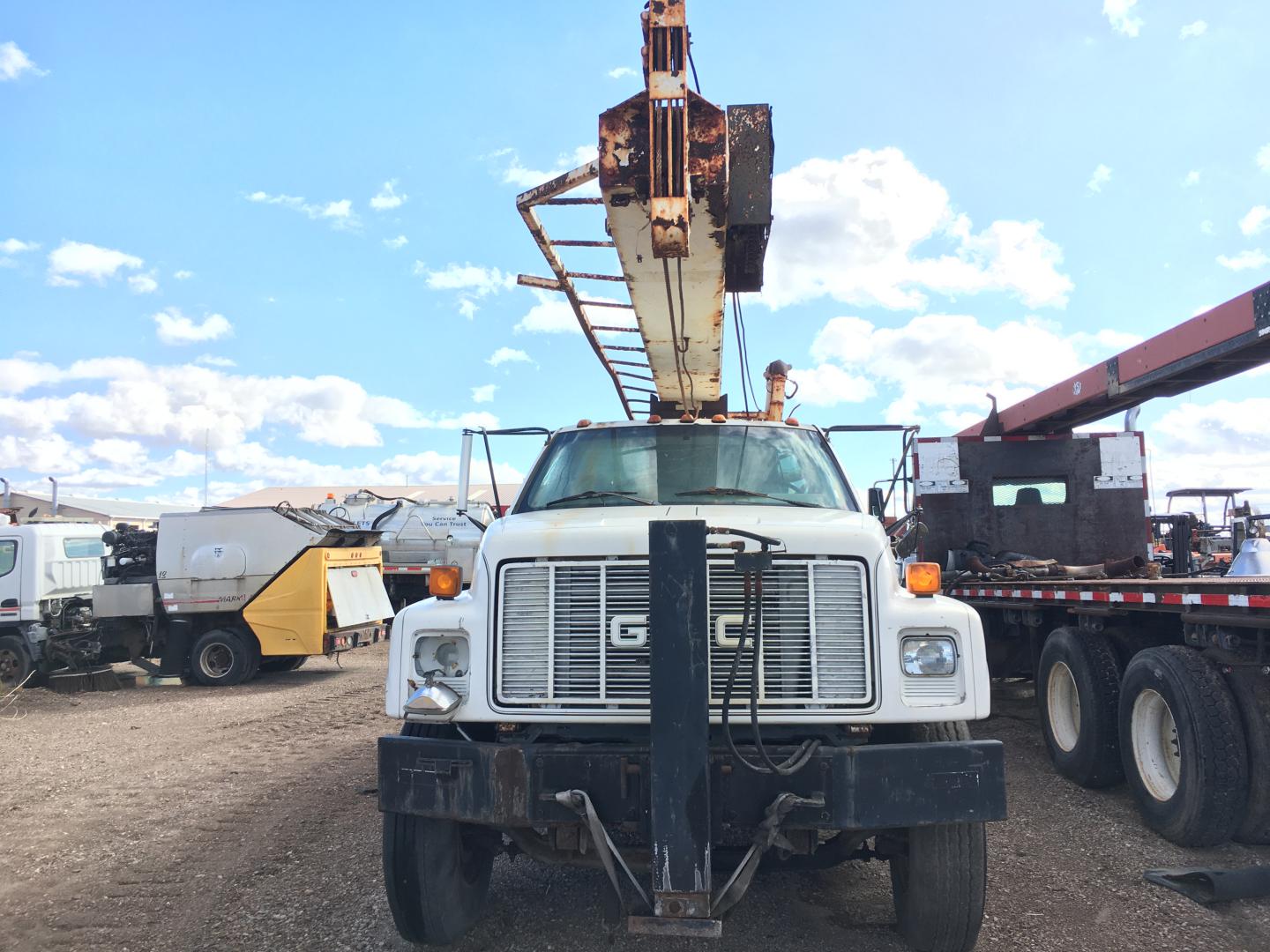 CAMION GMC CON PERFORADORA 